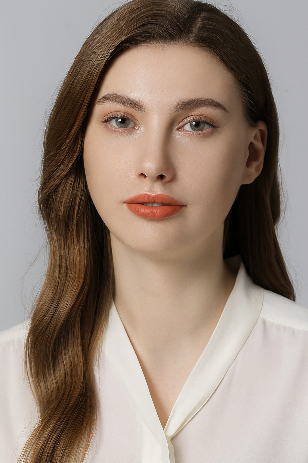 Model wearing Tiger light green contacts with natural golden-green iris effect